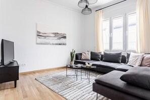 Smart TV, books - Sophisticated 2BR Apartment in Heart of Plaka (Athens)