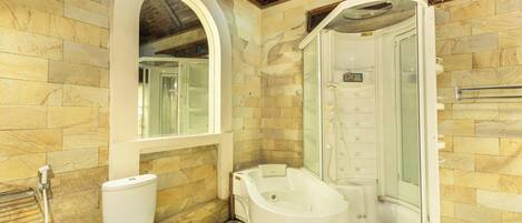 Ein Badezimmer mit Toilette, Badewanne und Duschkabine.