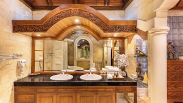 Presidential Room | Bathroom | Shower, free toiletries, hair dryer, towels