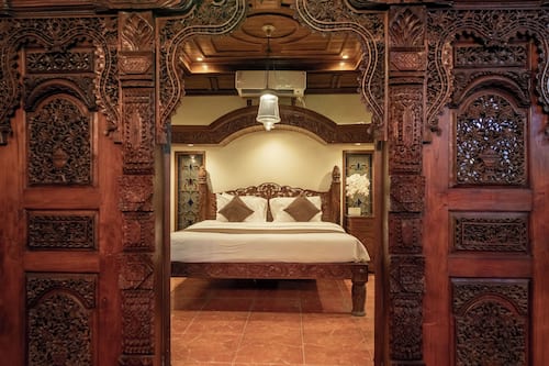 Premium bedding, free minibar, desk, free WiFi