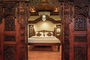 Presidential Room | Premium bedding, free minibar, desk, free WiFi - Rumah Pesik Art & Heritage (Banguntapan)