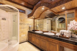 Presidential Room | Bathroom | Shower, free toiletries, hair dryer, towels
