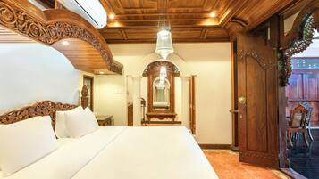 Premium bedding, free minibar, desk, free WiFi