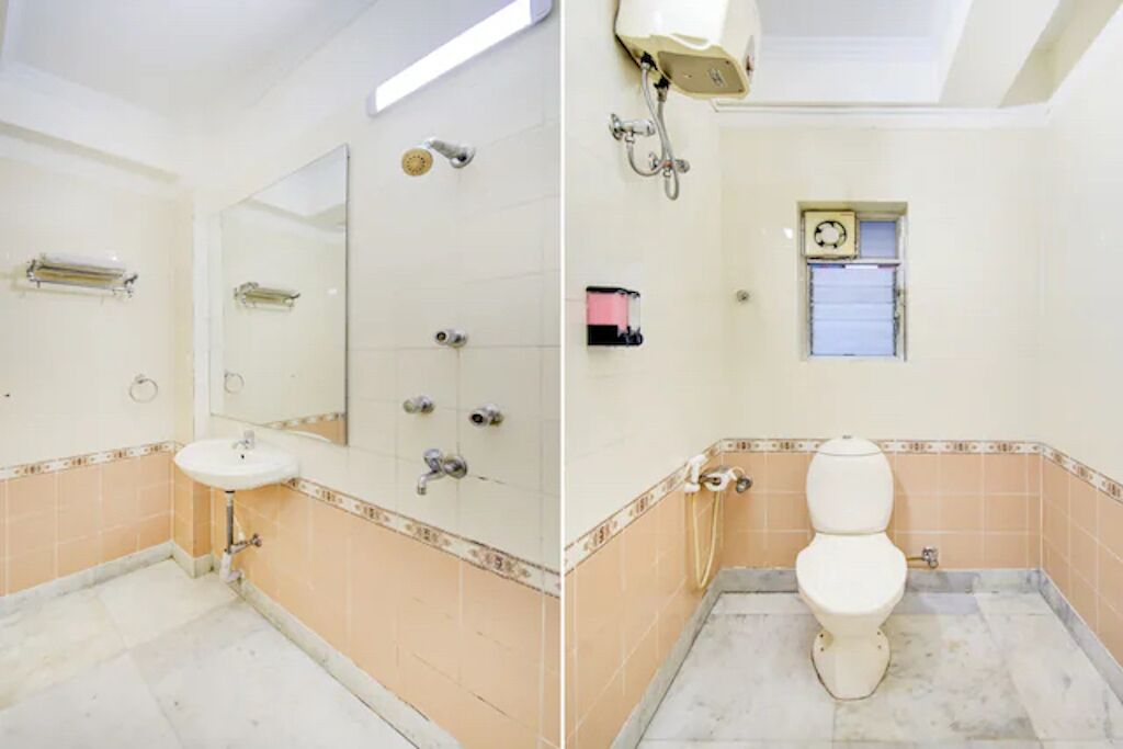 Un bagno con lavandino, specchio, doccia e WC.
