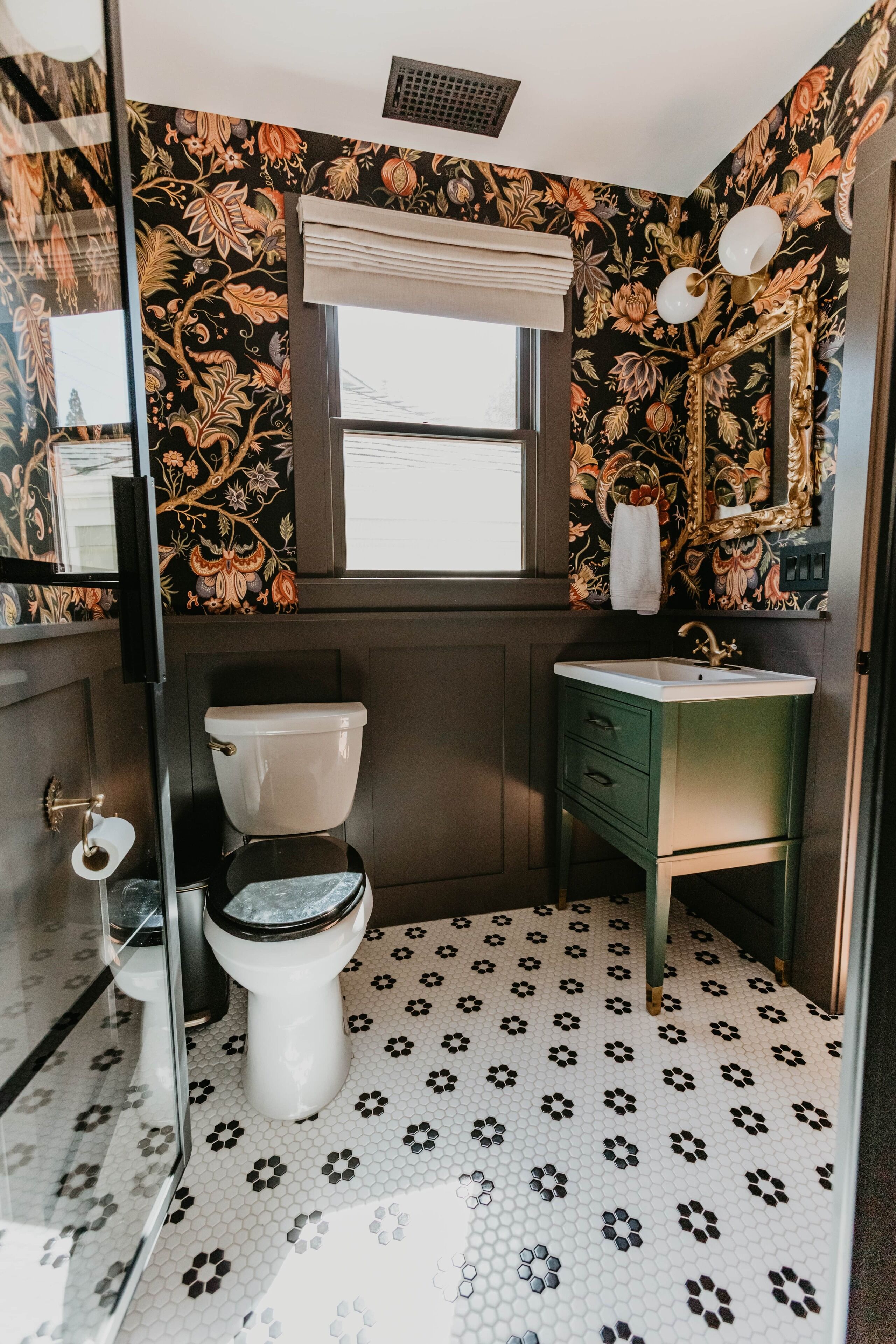 Ein Badezimmer mit Toilette, Waschbecken und Dusche.