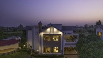 Voorkant accommodatie - avond/nacht