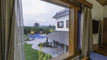 Family Room | Minibar, desk, free WiFi, bed sheets