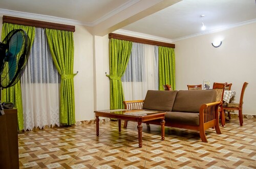 Romantic Kenyan family-sized apartment w/hot tub-20 min from the CBD.