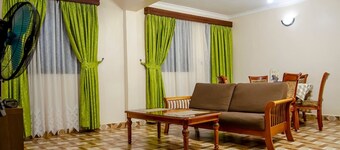 Romantic Kenyan family-sized apartment w/hot tub-20 min from the CBD.