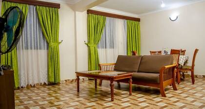 Romantic Kenyan family-sized apartment w/hot tub-20 min from the CBD.