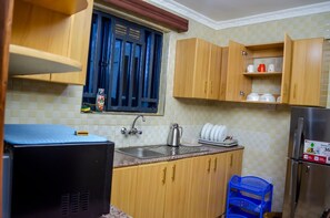 Fridge, microwave, oven, stovetop - Romantic Kenyan family-sized apartment w/hot tub-20 min from the CBD. (KISUMU)