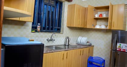 Romantic Kenyan family-sized apartment w/hot tub-20 min from the CBD.