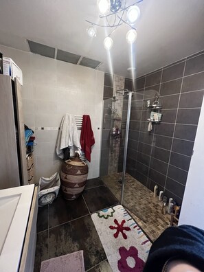 Shower - A 10 min de la Mer, Petite Maison Avec Piscine Privée (Sorède)