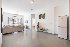 City-Apartment | Wohnbereich | 42-Zoll-LED-Fernseher mit Digitalempfang, Fernseher, Netflix