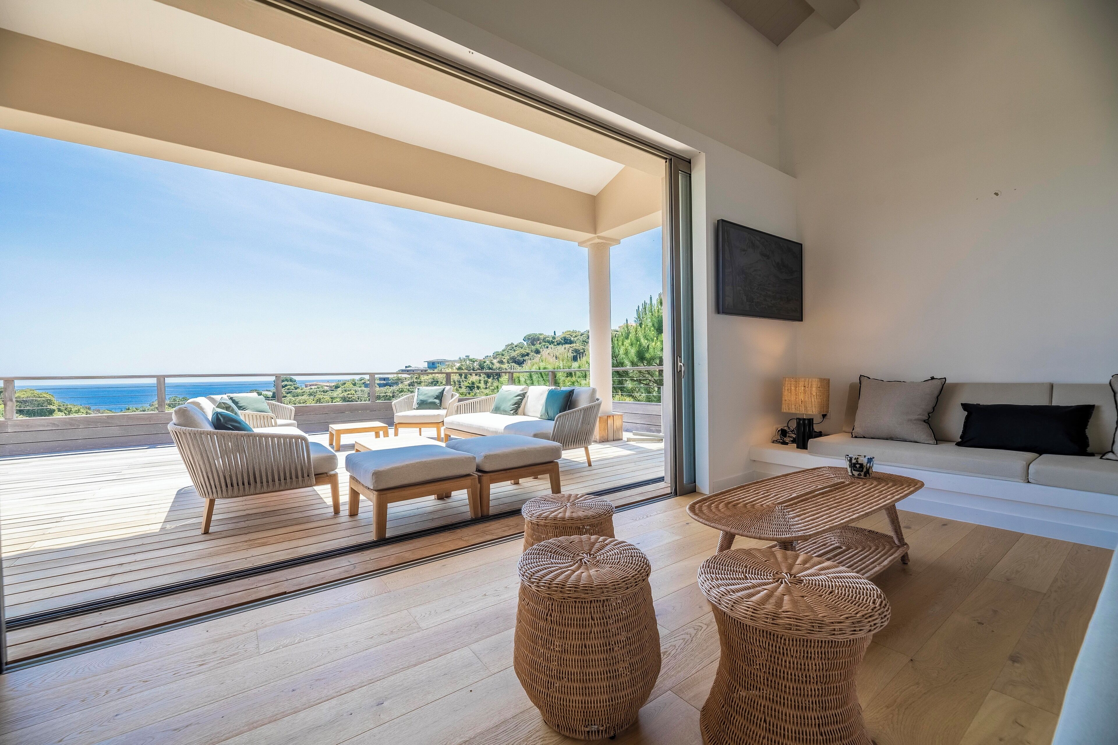 Télévision, table de tennis de table, chaîne hi-fi