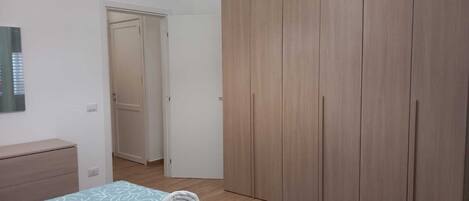 2 Schlafzimmer, Reisekinderbett, Bettwäsche