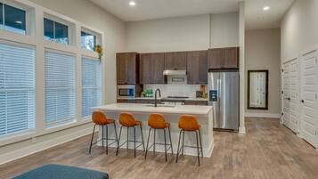 Fridge, microwave, stovetop, dishwasher