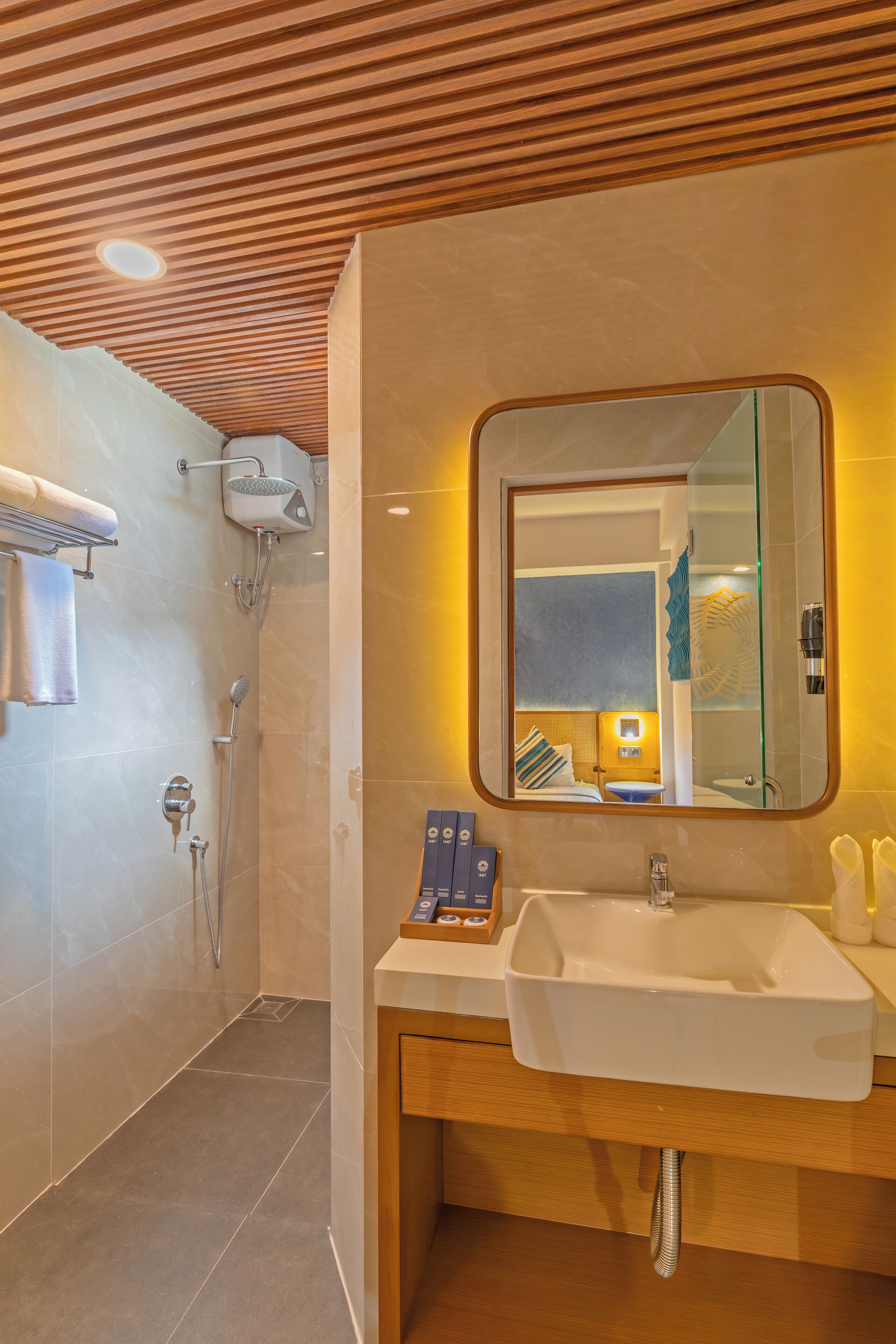 Un baño moderno con ducha, lavamanos y espejo.
