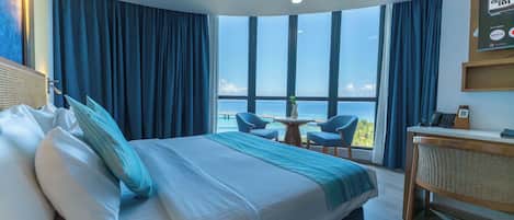 Premium-Studiosuite, Balkon, Meerblick | Individuell eingerichtet, schallisolierte Zimmer, Bügeleisen/Bügelbrett