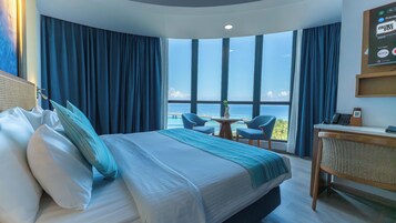 Suite estudio Premium, balcón, vistas al mar | Mobiliario individual y sistema de insonorización