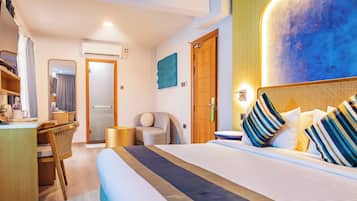 Suite estudio Premium, vista al mar, en esquina | Muebles diferentes, insonorización y tabla de planchar con plancha