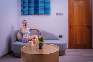 Suite studio Prestige, vue sur la mer, en coin | Ameublement unique, systĂšme dâinsonorisation, fer et planche Ă repasser