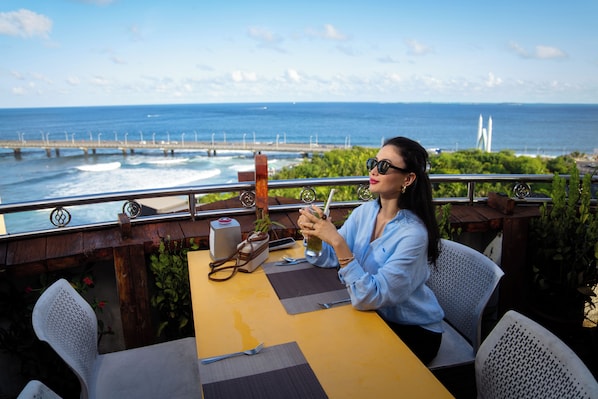 Ocean views - UMET Seaview Hotel with Free Roundtrip Airport Pick up and drop off (Malé)