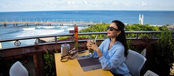 UMET Seaview Hotel with Free Roundtrip Airport Pick up and drop off