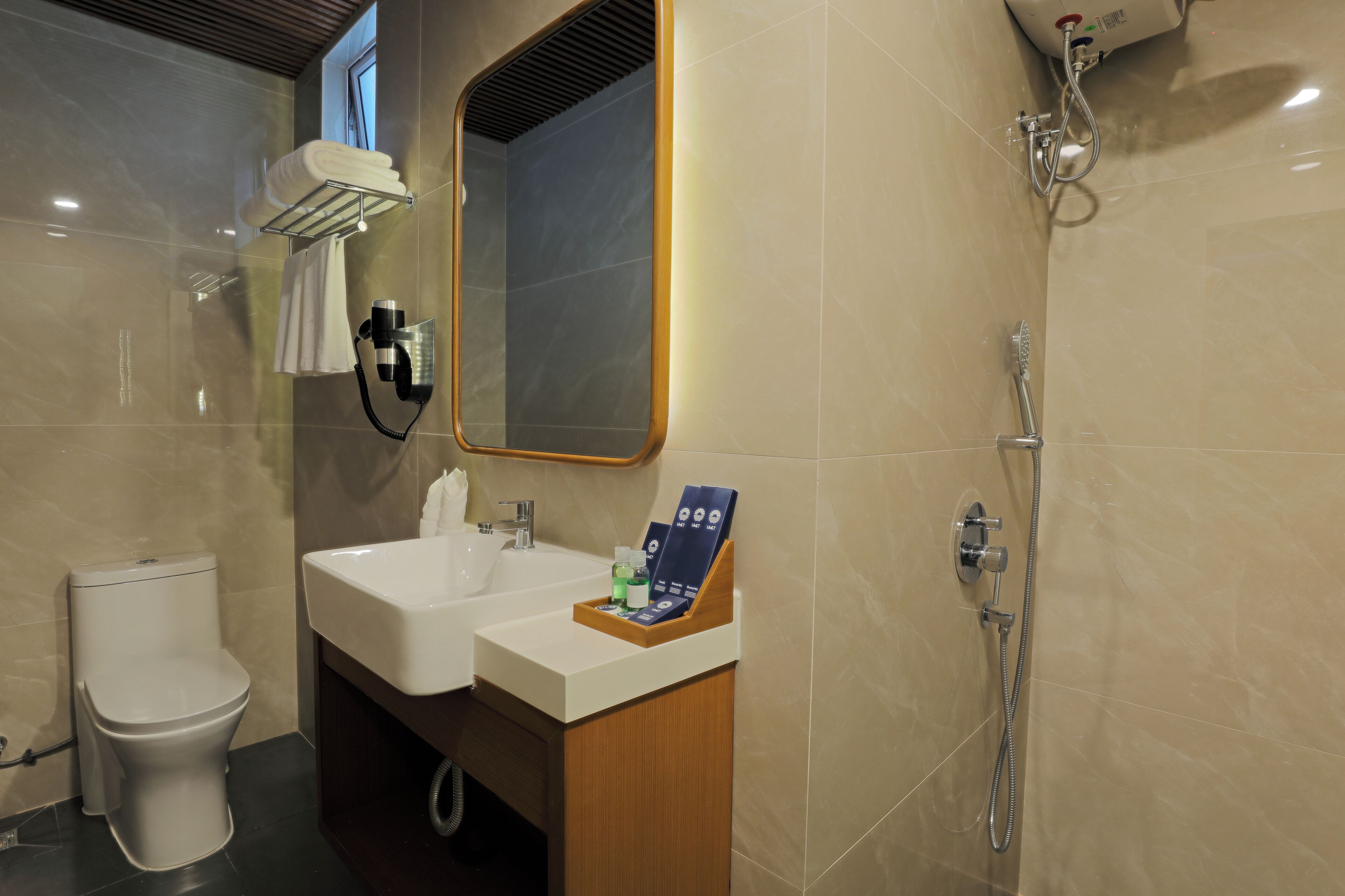 Un bagno moderno con toilette, lavandino e doccia.