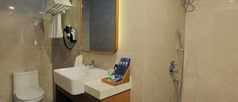 Un bagno moderno con toilette, lavandino e doccia.