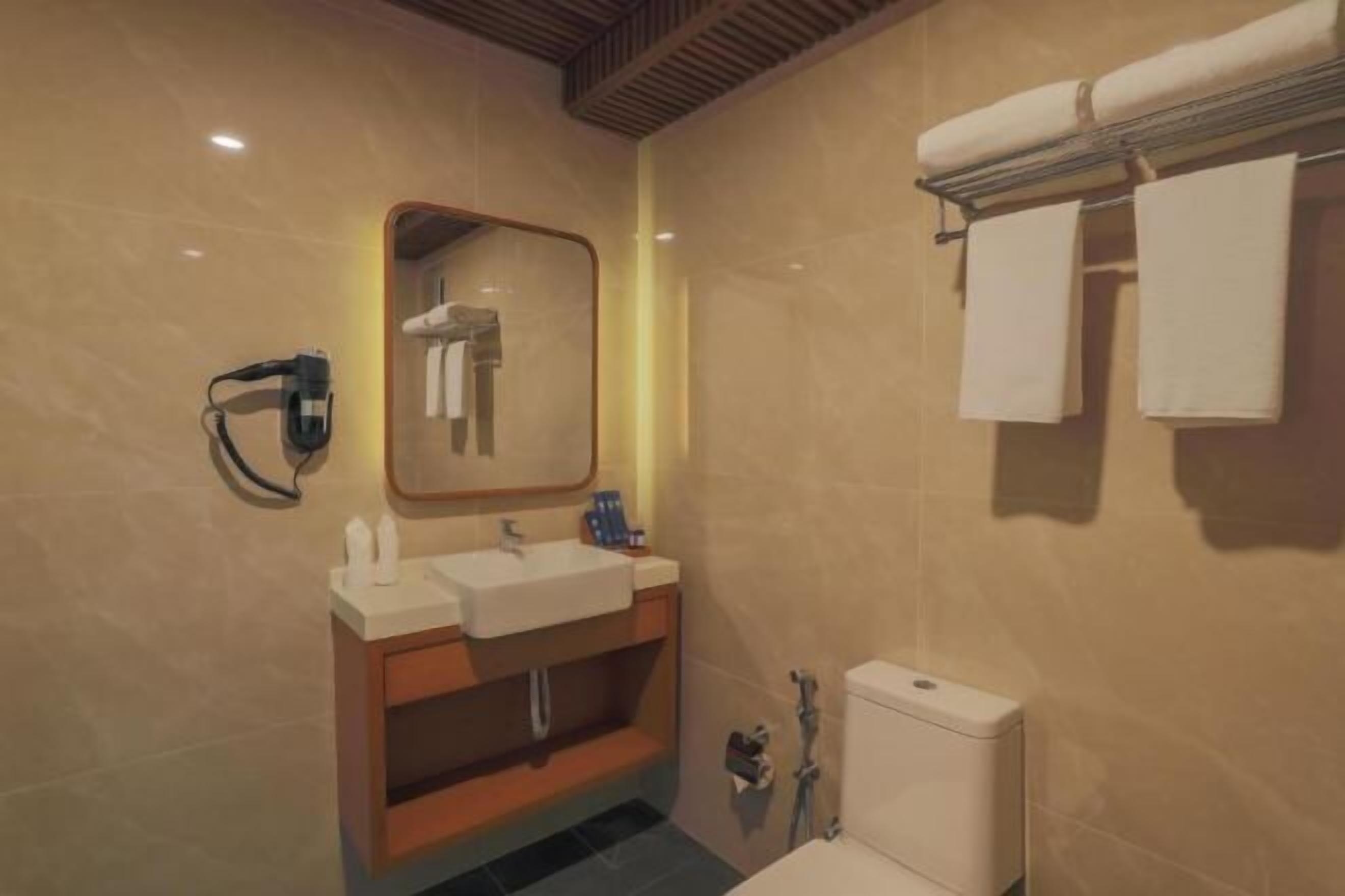 Baño | Ducha, cabezal de ducha tipo lluvia, toallas y jabón