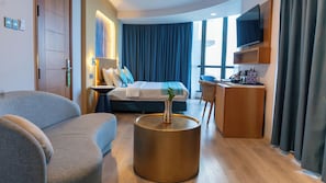 Suite estudio Premium, balcón, vista al mar | Muebles diferentes, insonorización y tabla de planchar con plancha