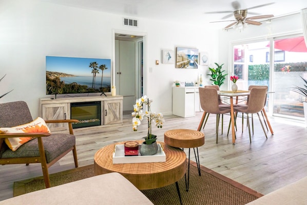 Smart TV, fireplace