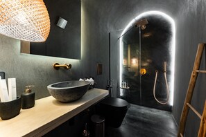 Douche, sèche-cheveux, serviettes fournies, savon