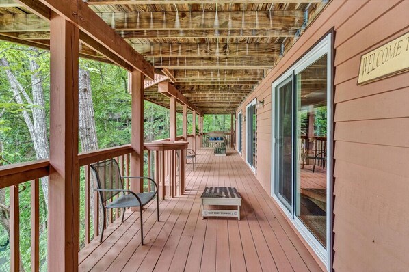 Terrace/patio - All Decked Out-Features a game room, ping-pong table, large-screen TV and kayaks! (Moneta)