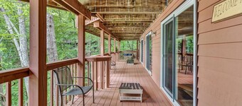 All Decked Out-Features a game room, ping-pong table, large-screen TV and kayaks!