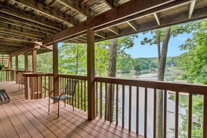 Property grounds - All Decked Out-Features a game room, ping-pong table, large-screen TV and kayaks! (Moneta)