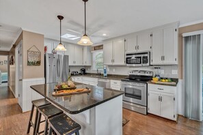 Fridge, microwave, oven, stovetop - All Decked Out-Features a game room, ping-pong table, large-screen TV and kayaks! (Moneta)