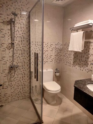 Haartrockner, Handtücher, Toilettenpapier