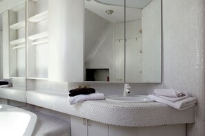 Shower, hair dryer, bidet, towels