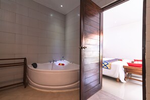 2 chambres, coffres-forts dans les chambres, fer et planche à repasser