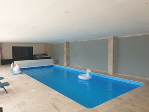 Una piscina techada, una piscina climatizada