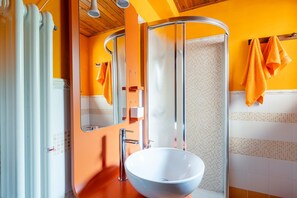 Douche, séchoir à cheveux, serviettes fournies
