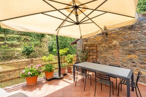 Outdoor dining - Holiday Home 'Casa Del Rio' with Garden & Wi-Fi (Capannori)
