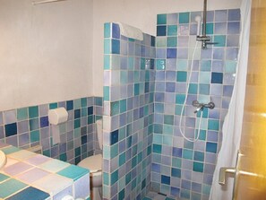 Dusche, Haartrockner, Handtücher