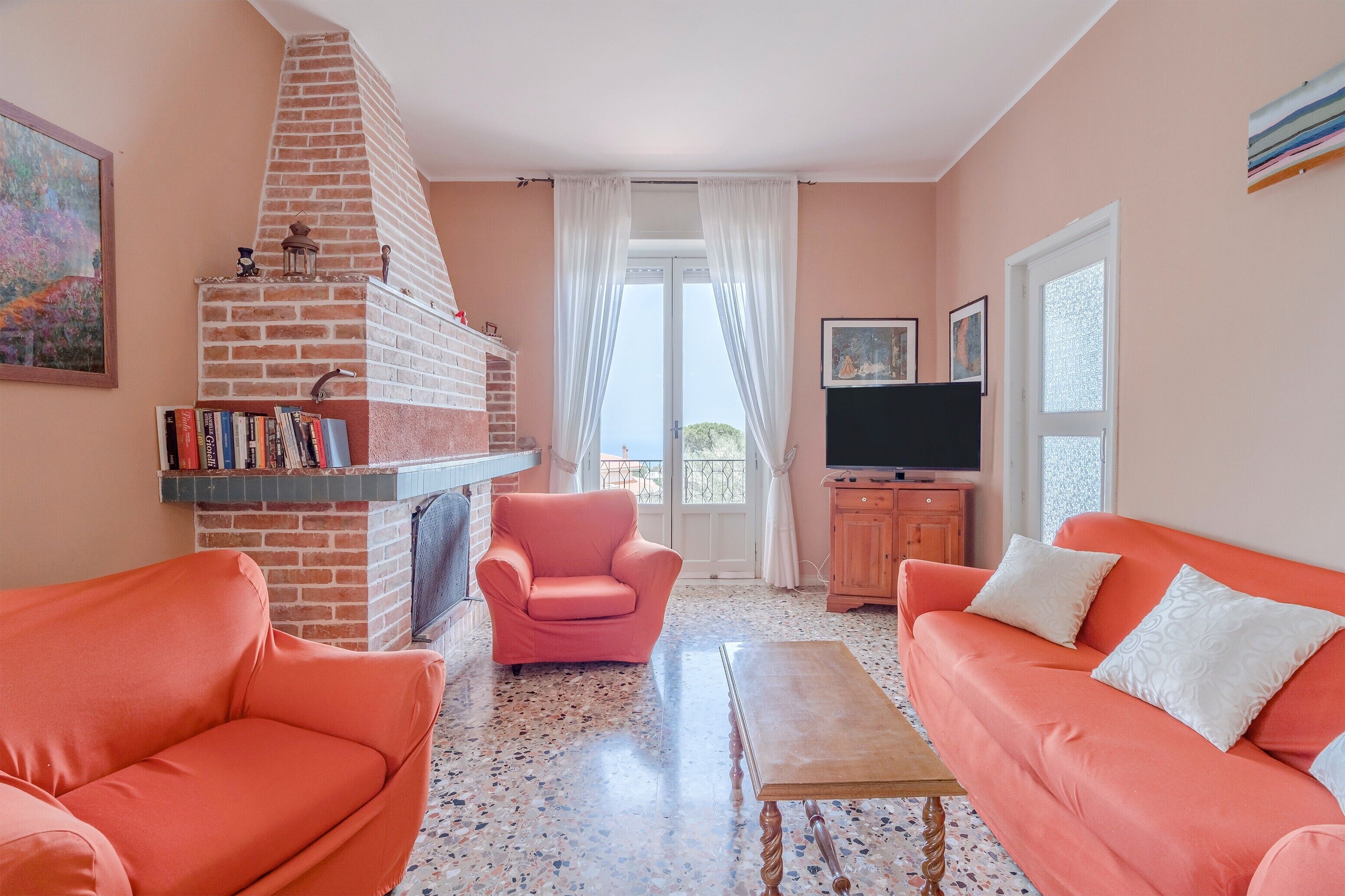 TV, caminetto, tavolo da ping pong