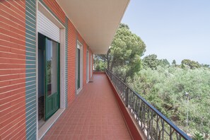 Property grounds - Villa 'Gli Ulivi' with Sea View, Private Pool and Wi-Fi (Avola)