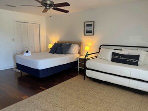 2 habitaciones, tabla de planchar con plancha, wifi y ropa de cama 