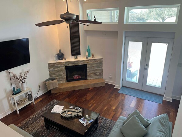 Televisión y oficina 