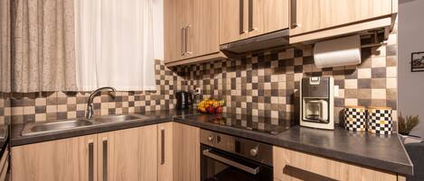 Kühlschrank, Mikrowelle, Ofen, Herdplatte